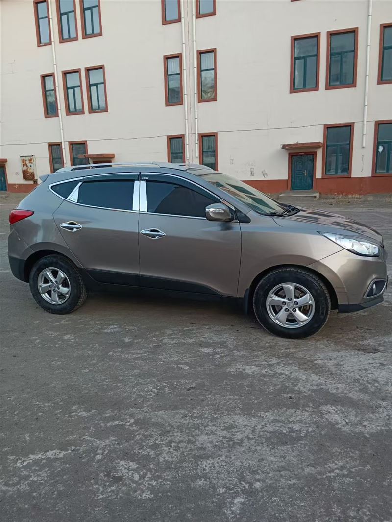 12年現(xiàn)代ix35手動(dòng)高配原值15萬